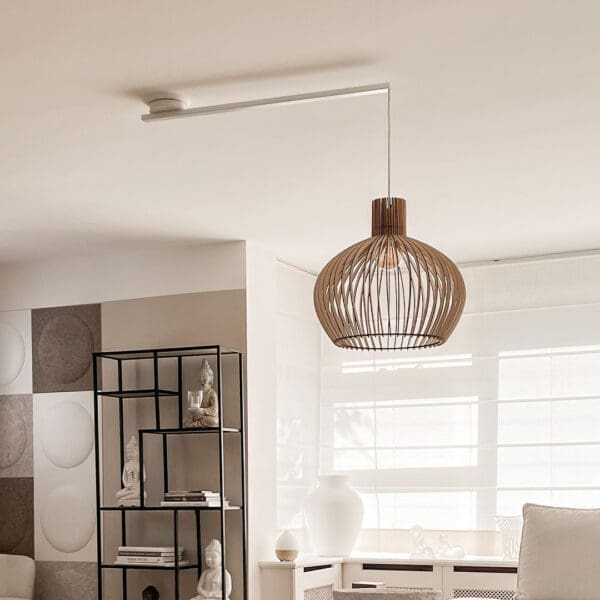 Livingroom with a Lightswing® Single white with a wooden pendant light