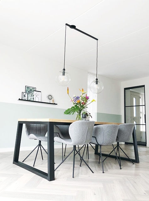 Lightswing twin mattschwarz im Esszimmer über dem Tisch